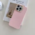 Gros plan sur la coque de téléphone en similicuir rose avec contour caméra doré sur livre. - Rose