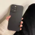 Mat zwarte telefoonhoes in detail toont volledige camerabescherming en gladde afwerking. - Voor 13pro / Zwart