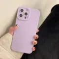 Detail van lavendel matte siliconen telefoonhoesje met kamrabescherming en zachte textuur. - Voor 13pro / Paars