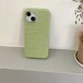 Vista detallada de la elegante funda protectora verde claro con textura cocodrilo. - iPhone 12 / Macaron Cocodrilo - Verde Aguacate