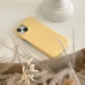 Vista detallada de la elegante funda de teléfono con patrón de cocodrilo amarillo - iPhone 12 / Macaron Cocodrilo - Amarillo