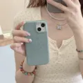 Vista detallada de la elegante funda para teléfono con patrón de cocodrilo y textura fina. - iPhone 12 / Macaron Cocodrilo - Azul