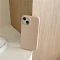 Primer plano detallado de funda de móvil beige con motivo cocodrilo en superficie de madera. - iPhone 12 / Macaron Cocodrilo - Blanco Roto