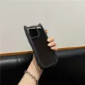 Gedetailleerd overzicht van een schattig zwart siliconen telefoonhoesje met 3D kattenoren. - iPhone 15 / Zwart