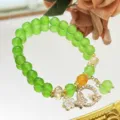 Bracelet double couches en perles de cristal vert avec de jolis charms papillon et fleur. - Bague Papillon / Vert