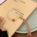 Gros plan sur un bracelet de perles en cristal blanc de style chinois avec beau pompon - Style Simple Couche Gland de Coton