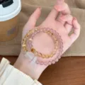 Gros plan détaillé du bracelet de perles double en citrine naturelle et quartz fraise. - Renard à Neuf Queues en Agate