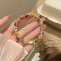 Gros plan detaille du bracelet de perles cloisonnees vintage avec pendentif papillon. - Style 4 Perles Colorées Pendentif Papillon