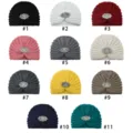 Vue de détail du bonnet turban en tricot à fleurs de strass avec plusieurs coloris variés. - Taille unique / Multicolore