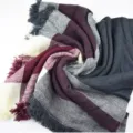 Britisches Karo Winter Schal Detailaufnahme, kuscheliges Stricktuch für Damen und Alltag. - Graues Karo