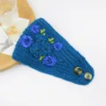 Hermosa diadema de punto azul con exquisitos bordados de flores de cinta y botones vintage. - Azul