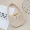 Borsa a mano in maglia beige graziosa borsa all'uncinetto con bottone in legno e etichetta. - Beige