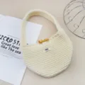 Borsa a mano beige in maglia crochet con chiusura a toggle in legno, design minimalista chic. - Crema