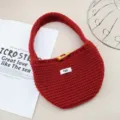 Borsa hobo in maglia, borsa tinta unita con bottone toggle ed etichetta per uso quotidiano elegante. - Rosso