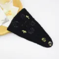 Diadema de punto negro con bordado de camelia en cinta y botones elegantes para mujer. - Negro