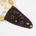 Fascia per capelli lavorata a maglia marrone con fiori di camelia in nastro e bottoni. - Caffè