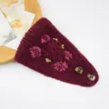 Fascia per capelli in maglia ricamata bordeaux con fiori in nastro e bottoni, accessorio chic. - Borgogna