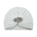 Bonnet turban en tricot blanc pour femme, bonnet chaud d'hiver avec broche fleurie en strass. - Taille unique / Blanc Lait