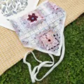 Detailaufnahme des handgehäkelten Blumen-Bandanas, Retro Pastell Dreieck Kopftuch Damen. - Rosa