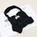 Bolso de mano de lana tejida negra con diseño plisado, botón de madera y etiqueta. - Negro