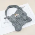 Vista detallada de bolso de punto gris, diseño plisado elegante con etiqueta de tela y botón. - Gris