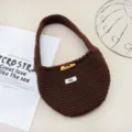 Borsa a mano in maglia marrone con bottone in legno ed etichetta, elegante borsa casual. - Caffè