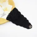 Μαύρη πλεκτή κορδέλα μαλλιών με λουλούδι crochet και ξύλινο κουμπί για χειμερινή μόδα. - Πλεκτή Κορδέλα Καμέλια / Μαύρο