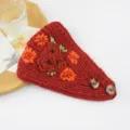 Fascia per capelli floreale lavorata a maglia rossa con camelia in nastro e bottoni, stile Maillard. - Arancione