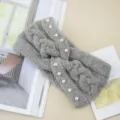 Diadema de punto gris para mujer con elegantes adornos de perlas. Accesorio de invierno suave. - Gris claro
