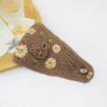 Fascia in maglia marrone con fiori di camelia in nastro, elegante accessorio per capelli. - Cammello