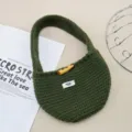 Borsa a mano in maglia verde scuro con bottone in legno, variante borsa a spalla in lana minimal. - Verde scuro