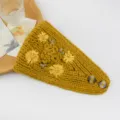 Fascia in maglia gialla con ricamo di fiori in nastro e bottoni, morbido accessorio per capelli. - Giallo