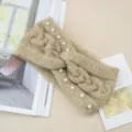 Diadema de punto trenzado con elegante decoración de perlas, accesorio cálido de invierno. - Camel