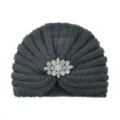 Bonnet turban en tricot gris foncé avec broche fleur en strass scintillants, chapeau d'hiver. - Taille unique / Gris foncé