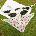Detalle de bandana de pelo de ganchillo con flores y vaca, pañuelo de punto de algodón vintage. - Juego de Pañuelo Triangular de Ganchillo Tejido / Multicolor