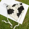 Primer plano detalle de pañuelo bandana de ganchillo con estampado de vaca en exterior. - Pañuelo Triangular Ganchillo Patchwork Vaca / Negro y Blanco