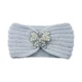 Graues Strick-Stirnband mit glitzerndem Strass-Schmetterling für warme und stylische Outfits. - Silbergrau