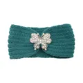 Dunkelgrünes Strickstirnband mit glitzerndem Schmetterling als stylisches und warmes Accessoire. - Aquablau