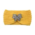 Gelbes Strickstirnband mit glitzerndem Strass-Schmetterling, kuscheliges Haar-Accessoire. - Gelb