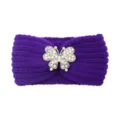 Lila Strick-Haarband mit glitzerndem Strass-Schmetterling, warmes Winter-Haaraccessoire. - Lila