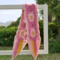Gekhäkelter Haarreif, rosa Blumen-Farbe-Blocking-Design, süßes ländliches Haarband Accessoire. - Rosa