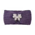 Lila geflochtenes Stirnband mit glitzerndem Strass-Schmetterling für warme und modische Wintertage. - Lila