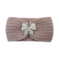 Khaki gestricktes Stirnband mit Strass-Schmetterling, warmes und schickes Haaraccessoire. - Altrosa