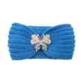 Blaues Strickstirnband mit glitzerndem Strass-Schmetterling, warmes Haaraccessoire für den Winter. - Seeblau