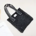 Modische Strick Shopper Tasche für Damen, schwarz weiße vertikale Streifen Plüsch Handtasche. - Schwarz