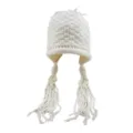 Vista dettagliata del berretto in maglia bianco sporco con motivo a quadri e nappe. - Beige