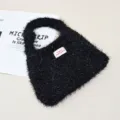 Borsa a mano in maglia soffice nera con morbida consistenza di peluche, borsa versatile invernale. - Nero