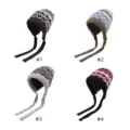 Detailansicht der gestrickten Jacquard-Mütze mit Bindebändern, gemusterte Wintermütze. - Mehrfarbig