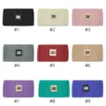 Vista dettagliata della fascia in maglia con design a costine e un'etichetta quadrata. - Multicolore