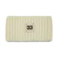 Fascia in maglia beige con toppa numero 33 ricamata, morbido accessorio per capelli invernale. - Crema